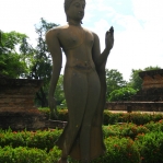 Walking Buddha, in Angst vertreibender Geste im Historical Park von Sukhothai / Thailand 